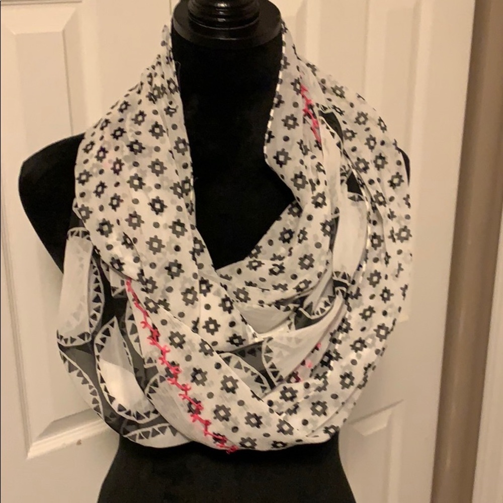 Echo Infinity Black & White Scarf - Picture 3 of 8